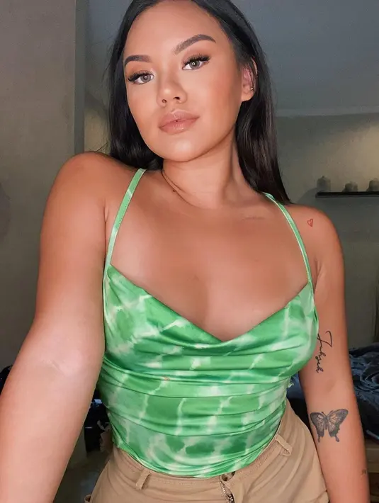 Shafa tampak sangat percaya diri dengan tato yang berada di badannya. (Foto: instagram.com/shafaharris)