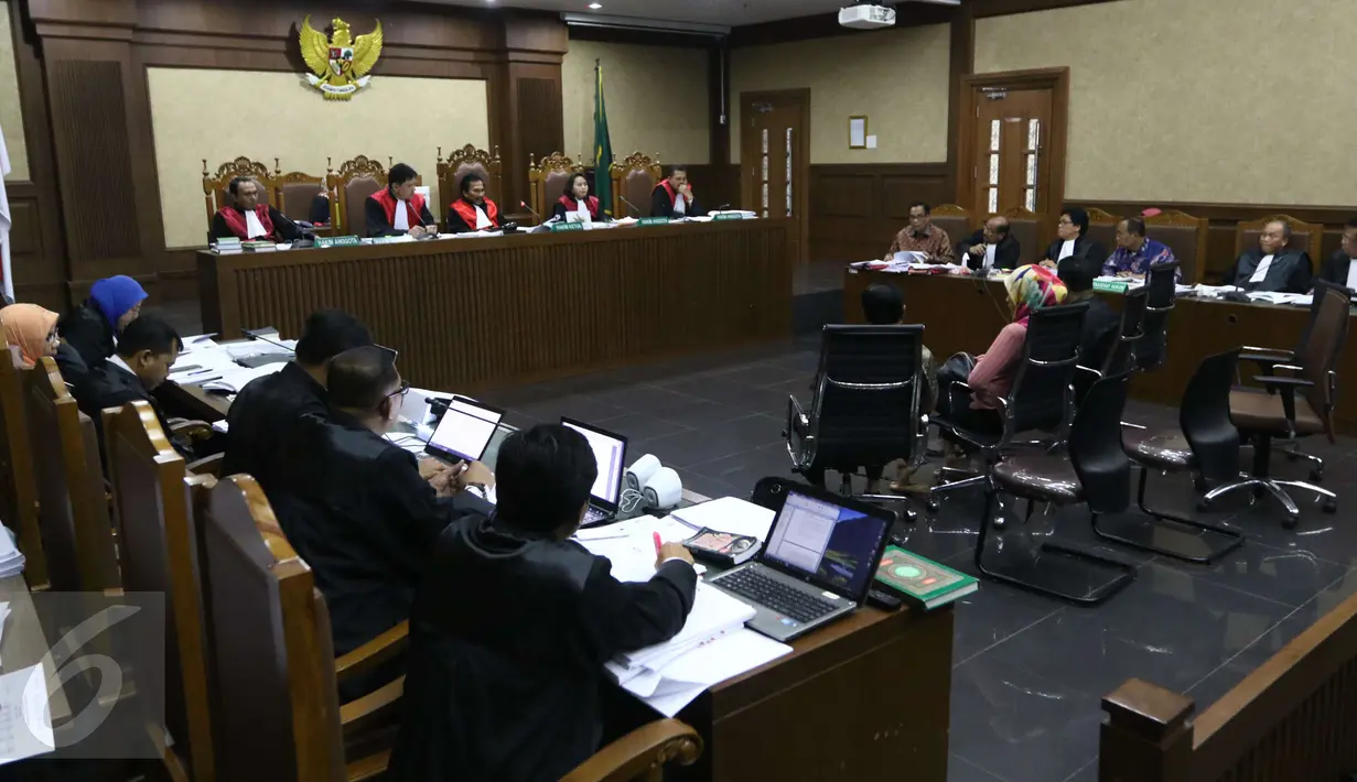 Suasana persidangan kasus e-KTP di Pengadilan Tipikor, Jakarta, Senin (3/4). Nazaruddin menjadi saksi untuk terdakwa Irman dan Sugiharto. (Liputan6.com/Helmi Afandi)