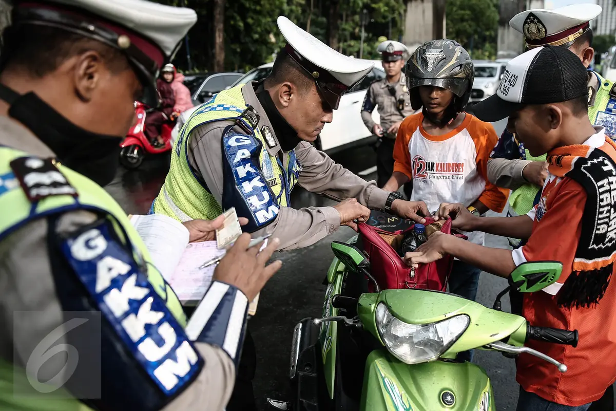 20160508-Jelang Pertandingan, Petugas Kepolisian Merazia Suporter The Jakmania