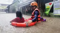 Tim penyelamat membantu seorang gadis saat mereka mengarungi banjir yang disebabkan oleh Topan Rai di Kota Cagayan de Oro, Filipina selatan pada Kamis, 16 Desember 2021 [[Philippine Coast Guard via AP]