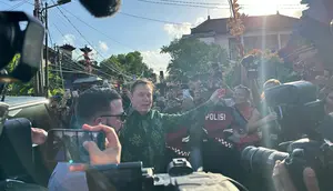 CEO Tesla Elon Musk tiba di Puskesmas Pembantu Sumerta Kelod, Denpasar, Minggu (19/5/2024). (Liputan6/Benedikta Miranti)