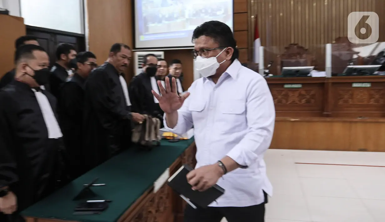 Ferdy Sambo melambaikan tangan usai menjalani sidang lanjutan  pembacaan tuntutan oleh Jaksa Penuntut Umum kasus pembunuhan berencana terhadap Brigadir Nopriansyah Yosua Hutabarat di Pengadilan Negeri Jakarta Selatan, Jakarta, Selasa (17/1/2023). Jaksa menilai tidak ada alasan pemaaf maupun pembenar atas perbuatan yang dilakukan Sambo. Jaksa menyatakan Sambo harus mempertanggungjawabkan perbuatannya. (Liputan6.com/JohanTallo)