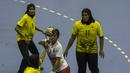 Atlet bola tangan Indonesia, Lia Apriliani, saat melawan Malaysia pada laga Asian Games 2018 di GOR Popki Cibubur, Jakarta Timur, Selasa (14/8/2018). Indonesia menang 23-15 atas Malaysia. (Bola.com/Vitalis Yogi Trisna)