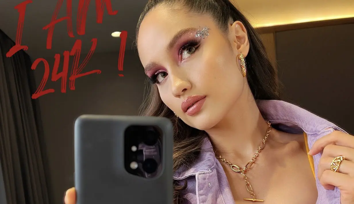 Kali ini, Cinta Laura tampil sempurna dengan nuansa ungu dan oranye. Paduan sempurna yang hadirkan keseruan pada gaya. [Foto: Instagram/ Cinta Laura]