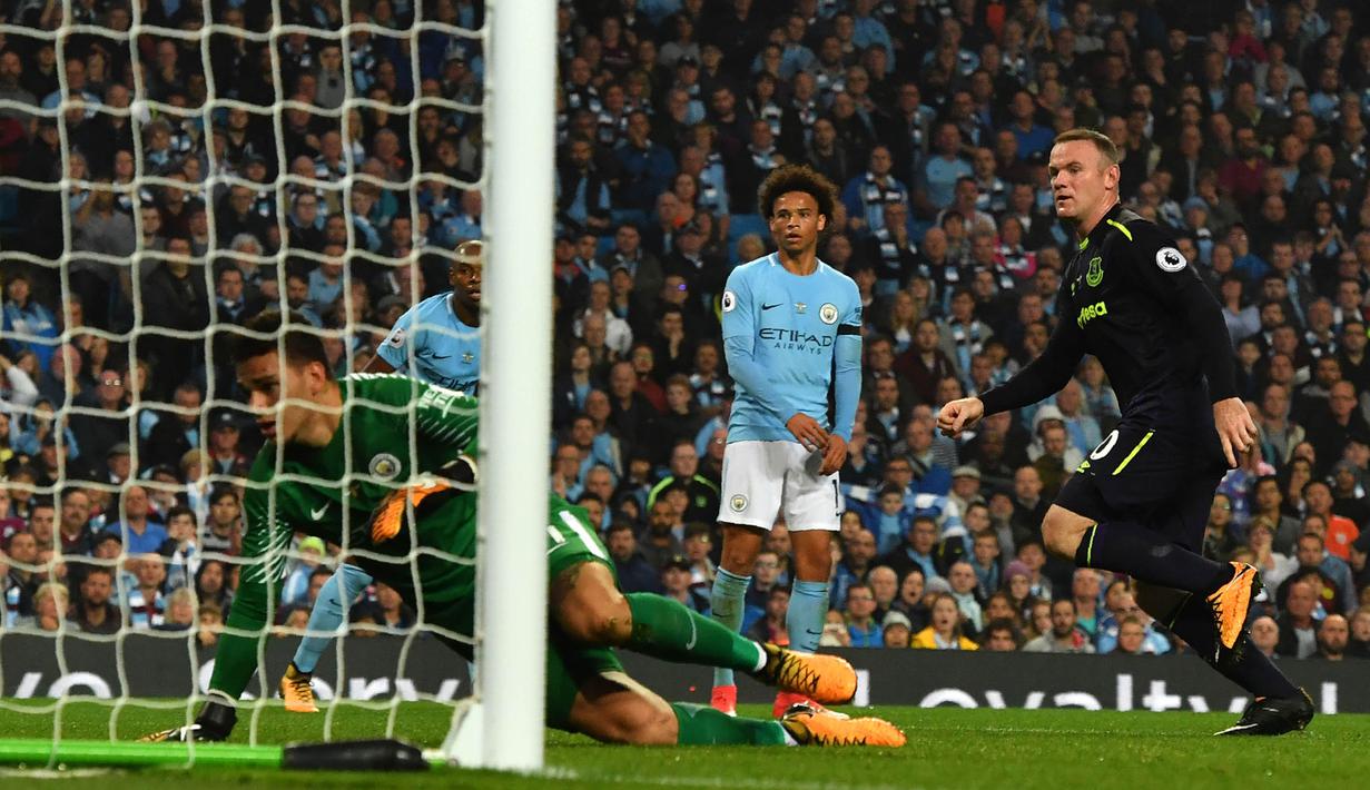 Striker Everton, Wayne Rooney, berhasil mencetak gol ke gawang Manchester City pada laga Premier League di Stadion Etihad, Selasa (22/8/2017). Wayne Rooney berhasil mencetak gol ke 200 di ajang Premier League. (AFP/Anthony Devlin)