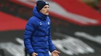 Manajer Chelsea, Thomas Tuchel, memberikan instruksi kepada pemainnya dalam laga laga pekan ke-25 Premier League 2020/2021 melawan Southampton di St Mary's Stadium, Sabtu (20/2/2021) malam WIB. (AFP/Neil Hall)