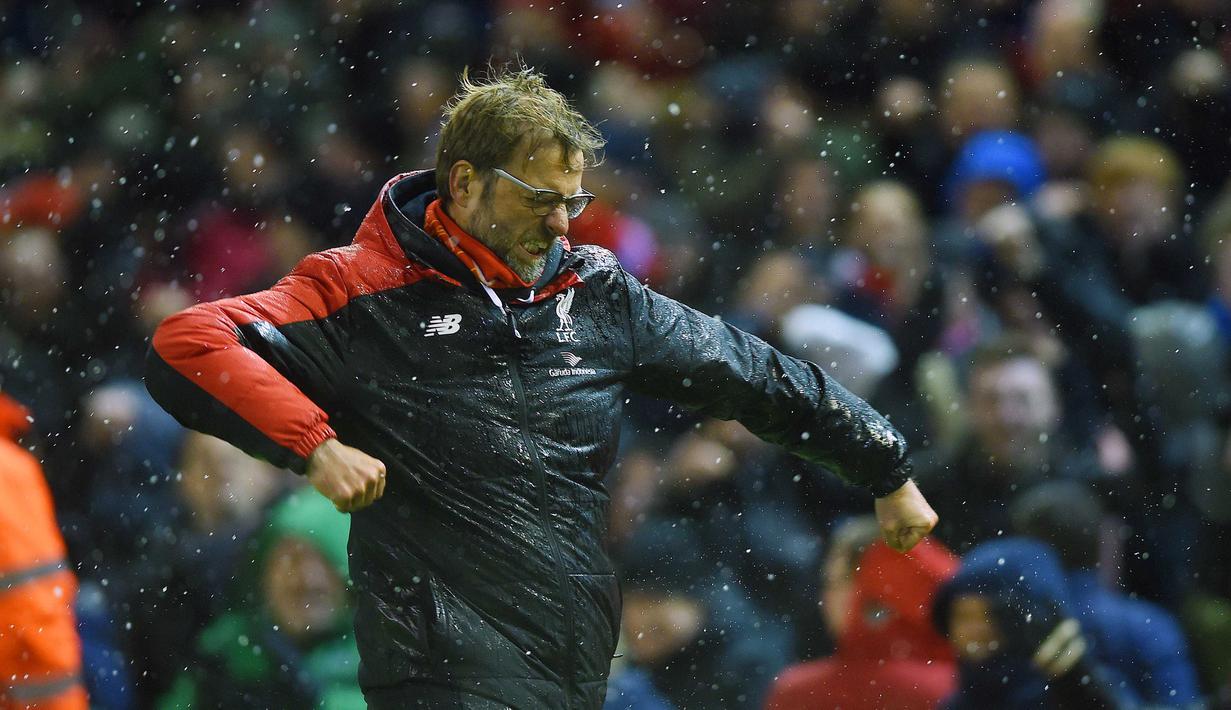 Ekspresi pelatih Liverpool, Juergen Klopp saat menyaksikan laga Liga Premier Inggris di Stadion Anfield, Liverpool, Kamis (13/1/2016) dini hari.  (EPA/Peter Powell)