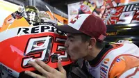 Pebalap Repsol Honda, Marc Marquez, mencium motor RC213V usai menyegel titel MotoGP 2016 di Twin Ring Motegi, Jepang, Minggu (16/10/2016). (Autosport)