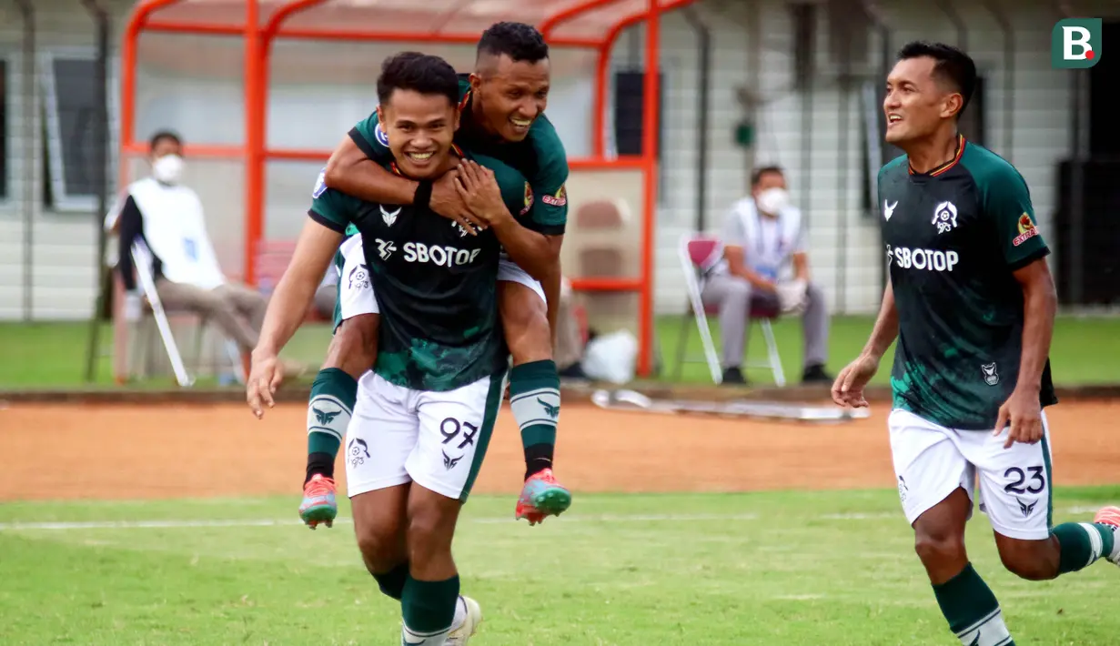 Serta melalui Dimas Drajad (kiri) pada menit ke-59 yang membawa Laskar Padjajaran unggul 3-0. (Bola.com/Nandang Permana)