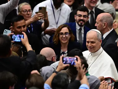 Paus Leo XIV (tengah kanan) bertemu dengan para jurnalis dan perwakilan media, di Aula Paul-VI di Vatikan, pada 12 Mei 2025. (Tiziana FABI/AFP)