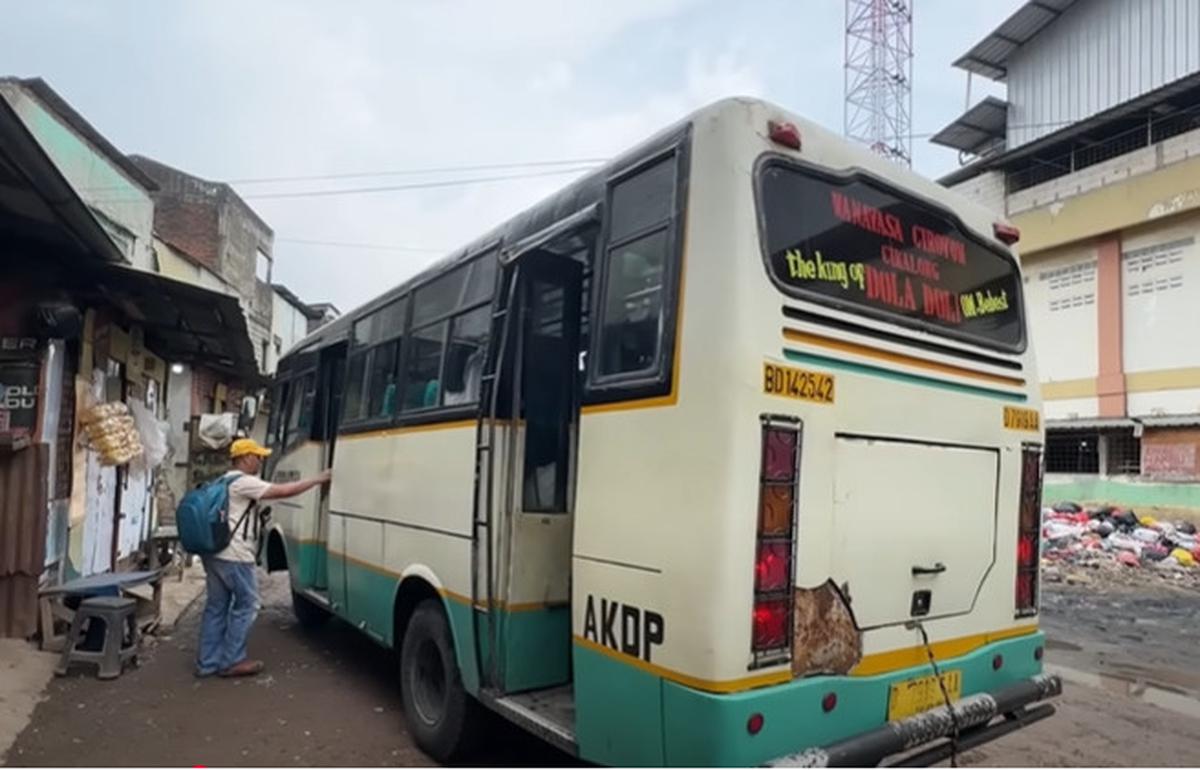 Meski Zaman Sudah Modern, Bus Jadul Ini Masih Beroperasi Satu Kali Dalam Sehari
