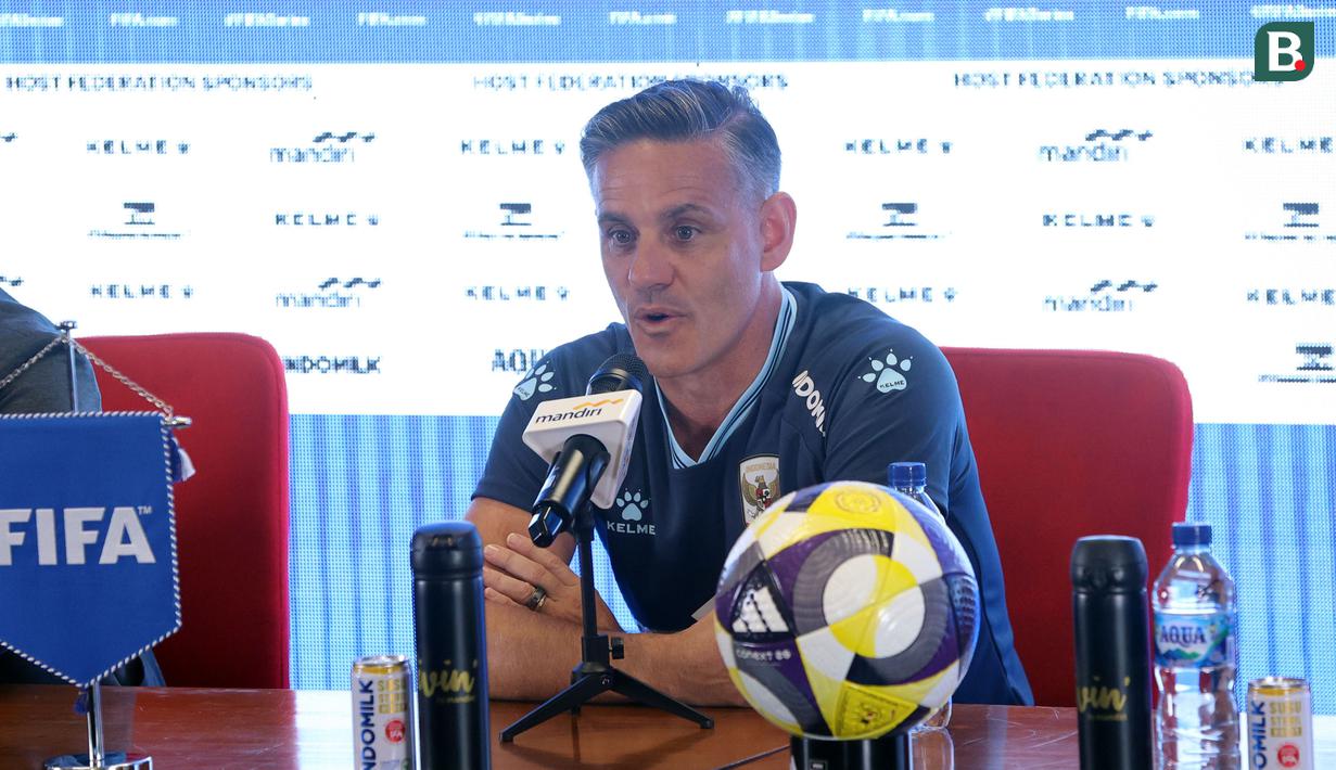Pelatih kepala Timnas Indonesia, John Herdman (kanan) memberikan keterangan dalam sesi konferensi pers menjelang FIFA Series melawan St Kitts and Navis di Stadion Utama Gelora Bung Karno (SUGBK), Senayan, Jakarta, Kamis (26/03/2026). (Bola.com/M Iqbal Ichsan)