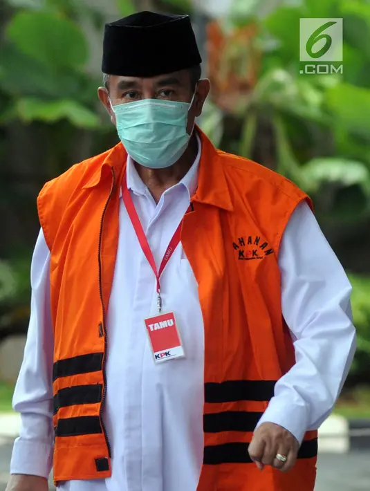 Bupati Bandung Barat Abubakar mengenakan masker dan tongkat berjalan saat tiba di gedung KPK, Jakarta, Selasa (24/4). Abubakar diperiksa perdana pasca penahanan oleh KPK. (Merdeka.com/Dwi Narwoko)