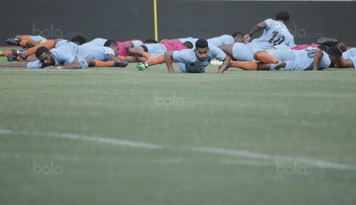 Pemain Timnas Fiji saat melakukan sesi latihan jelang laga melawan Indonesia di Stadion Patriot, Bekasi, Jumat, (1/9/2017). Fiji akan menjalani laga Persahabatan melawan Indonesia. (Bola.com/M Iqbal Ichsan)