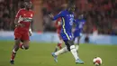 Gelandang Chelsea, N'Golo Kante membawa bola dari kejaran bek Middlesbrough, Anfernee Dijksteel pada pertandingan perempat final Piala FA di Stadion Riverside, Inggris, Minggu (20/3/2022). Dengan kemenangan ini, Chelsea melenggang ke semifinal Piala FA. (AP Photo/Jon Super)