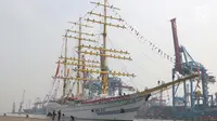 KRI Bima Suci saat bersandar di Pelabuhan Tanjung Priok, Jakarta Utara, Kamis (16/11). Kapal ini memiliki panjang 111,20 m, lebar 13,65 m, kedalaman draft 5,95 m, dan tinggi maksimal tiang layar 49 m dari permukaan dek atas. (Liputan6.com/Angga Yuniar)