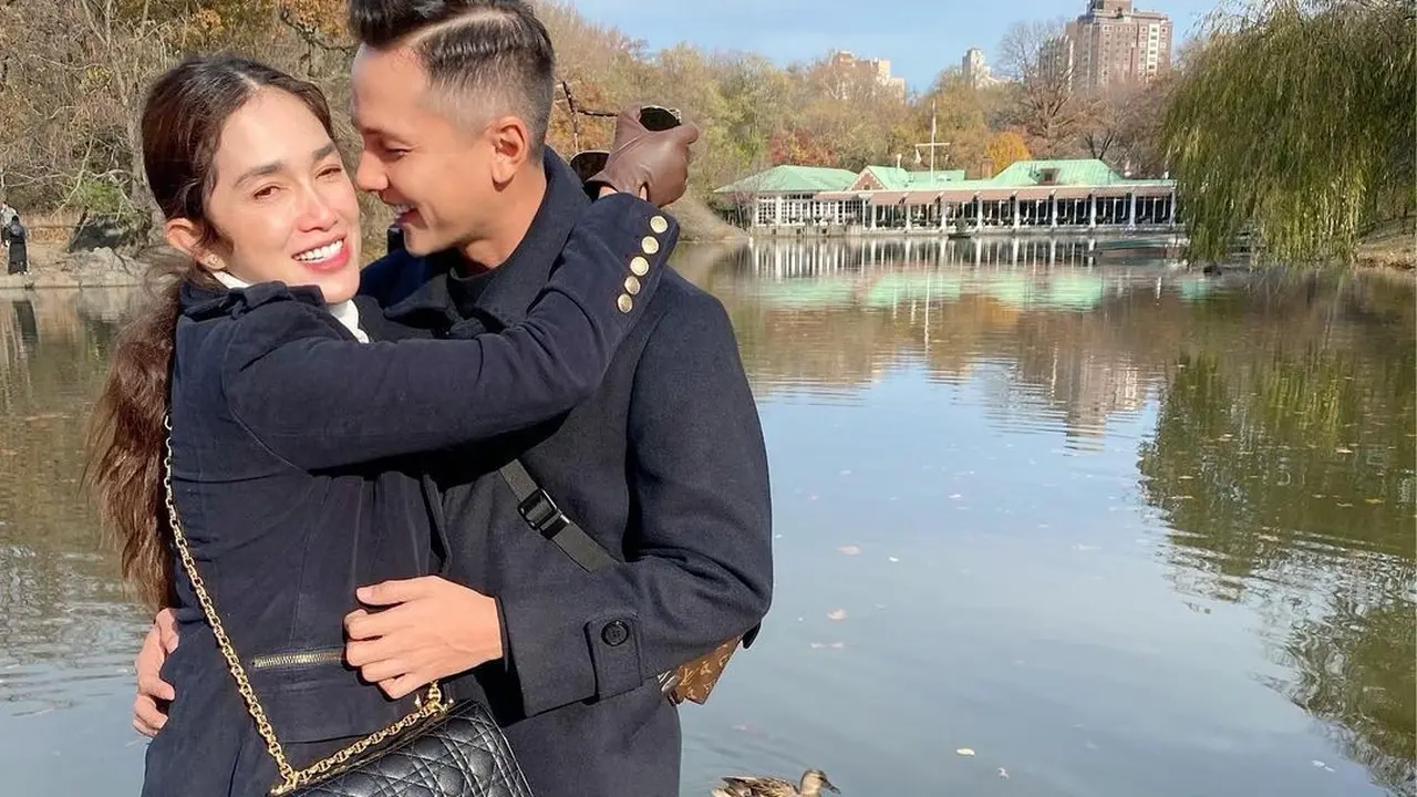 Tanpa Anak-Anak, Ini 6 Momen Ussy Sulistiawaty dan Andhika Pratama Liburan di Amerika