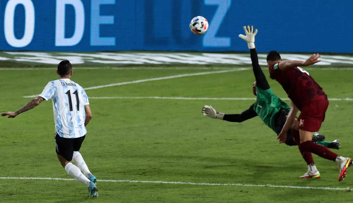 Pemain Argentina Angel Di Maria (kiri) menendang bola untuk mencetak gol ke gawang Venezuela pada pertandingan sepak bola kualifikasi Piala Dunia 2022 di Stadion La Bombonera, Buenos Aires, Argentina, 25 Maret 2022. Argentina menang 3-0. (ALEJANDRO PAGNI/AFP)