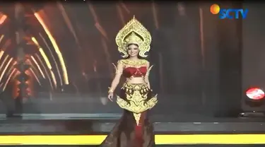 Miss Grand Thailand Pam Premika Pamela terjatuh dua kali di panggung saat sedang membawakan baju  tradisional khas negaranya.