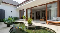10 Desain Kolam Ikan Ramah Anak di Rumah Minimalis, Anak Jadi Anteng dan Aman