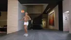 Majalah fashion GQ menampilkan video Cristiano Ronaldo memeragakan aksi juggling hanya mengenakan pakaian dalam di rumahnya yang mewah.