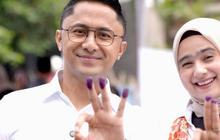 Kompak Putih-Putih, Hengky Kurniawan dan Istri Pamer Tiga Jari Bertinta