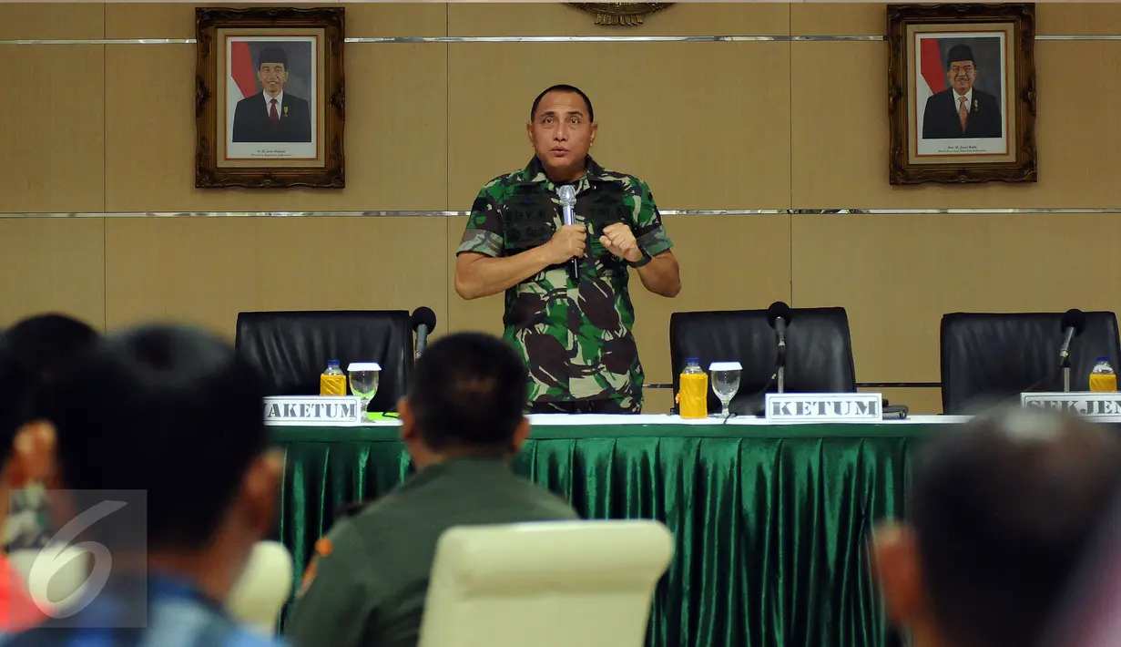 Ketua Umum PSSI, Edy Rahmayadi memberi arahan kepada para wasit jelang pengucapan sumpah dan janji di Makostrad, Jakarta, Kamis (2/2). Puluhan wasit yang akan memimpin laga Piala Presiden mengucapkan sumpah dan janji. (Liputan6.com/Helmi Fithriansyah)