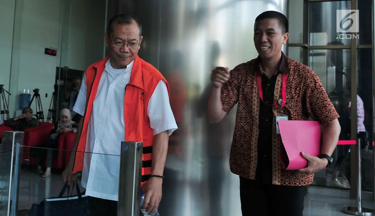 Dirut PT ADI Yunus Nafik bersiap menjalani pemeriksaan di gedung KPK, Jakarta, Jumat (8/9). Yunus Nafik diperiksa KPK sebagai saksi dengan tersangka Panitera Pengganti Tarmizi. (Liputan6.com/Helmi Afandi)
