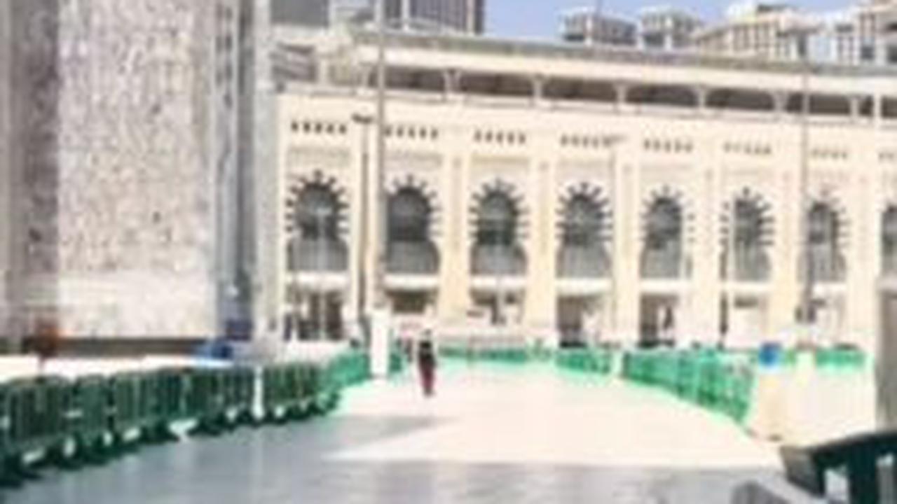 Lorong-lorong, serambi, hingga area di sekitar Ka'bah nampak kosong tanpa jemaah.