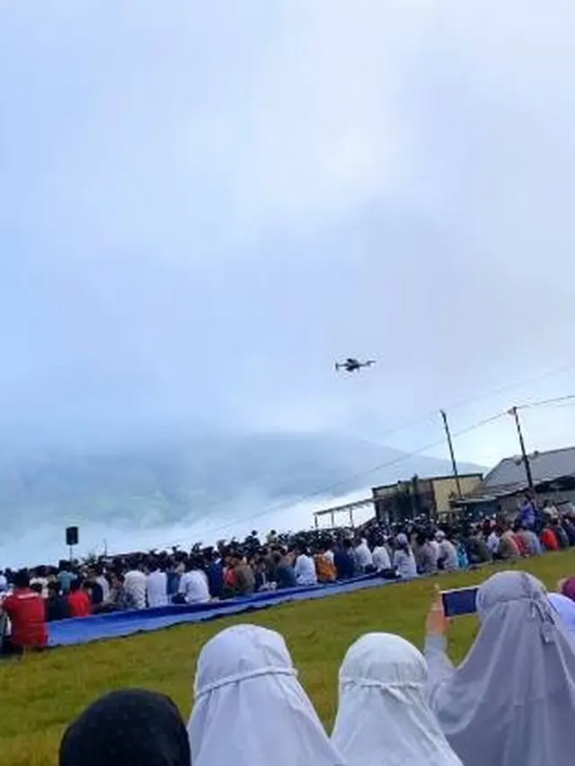 7 Potret Momen Shalat Ied di Wonosobo dengan Latar Belakang Gunung Ini Viral