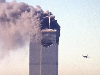 File foto pesawat komersial United Airlines penerbangan 175 mendekati menara selatan World Trade Center saat asap mengepul dari menara utara di Manhattan, New York pada 11 September 2001. (AFP/Seth Mcallister)
