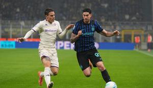 Nicolo Fagioli (kiri) mencoba merebut bola dari Alessandro Bastoni (kanan) dalam laga Inter Milan vs Fiorentina Kamis (30/10/2025) (AP Photo/Antonio Calanni)