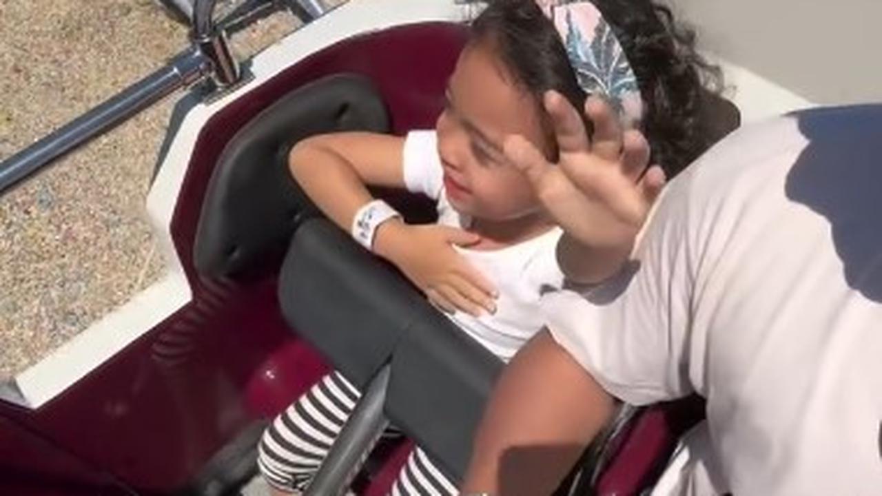 7 Potret Cara Rose Anak Rianti Cartwright Naik Roller Coaster Pertama Kali, Berani Sambil Angkat Tangan