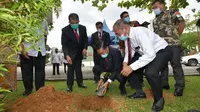 Fadel Muhammad menanaman pohon manggis secara simbolis dalam rangka Dies Natalis ke-66 Fakultas Pertanian Universitas Andalas Padang.