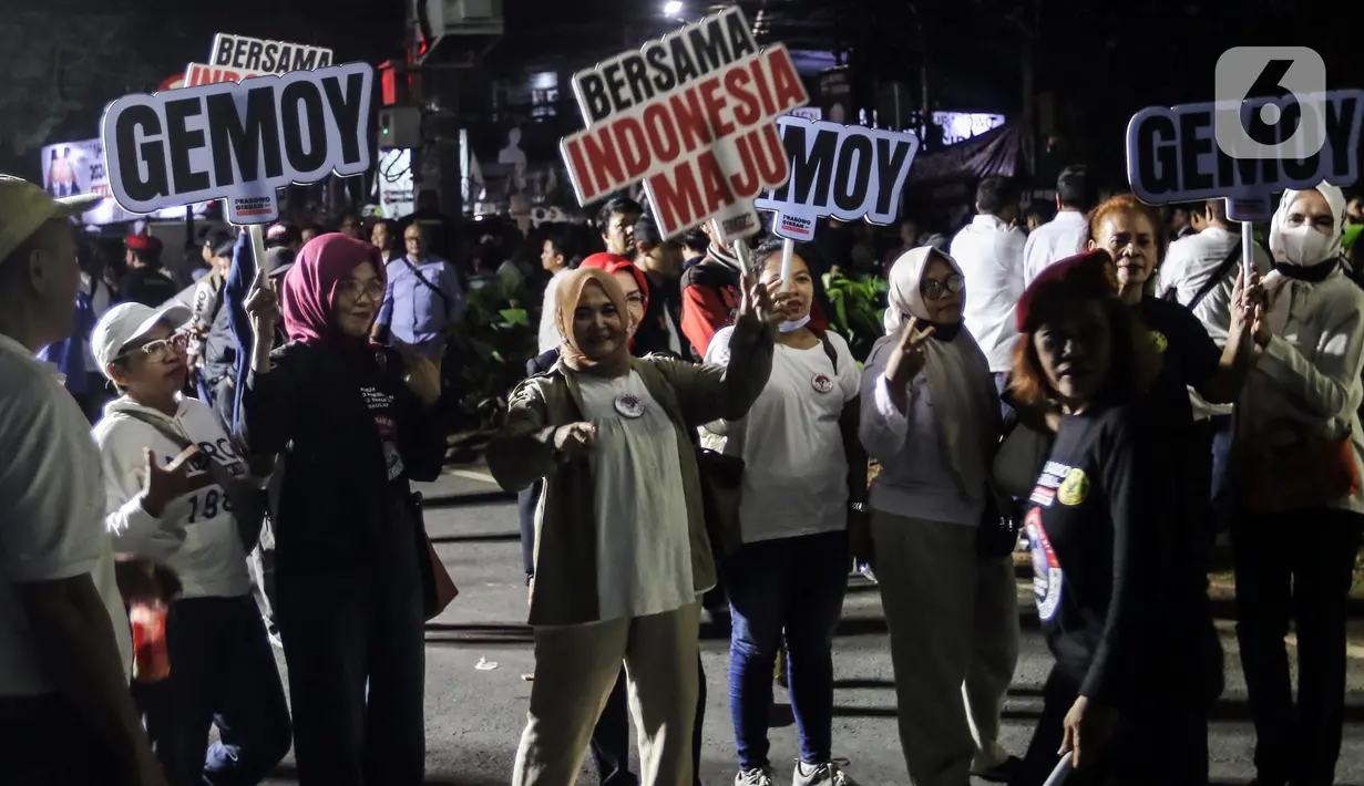 Sejumlah simpatisan relawan dari pasangan calon capres dan cawapres Pemilu 2024 memadati sekitar kawasan gedung KPU RI di Jakarta, Selasa (14/11/2023). (Liputan6.com/Angga Yuniar)