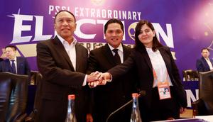 Ketua PSSI, Erick Thohir, bersama Wakil Ketua PSSI, Ratu Tisha Destria dan Zainudian Amali foto bersama usai Kongres Luar Biasa (KLB) PSSI di Hotel Shangri-La, Jakarta Pusat, Kamis (16/2/2023). (Bola.com/M Iqbal Ichsan)
