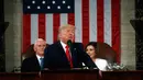 Presiden Amerika Serikat Donald Trump menyampaikan pidato kenegaraannya dalam Kongres di Capitol Hill, Washington, Selasa (4/2/2020). Saat tiba di Capitol Hill, Trump melanggar tradisi dengan tidak berjabat tangan dengan Ketua DPR Nancy Pelosi. (Leah Millis/Pool via AP)