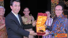 Citizen6, Denpasar: Menteri Kelautan dan Perikanan Sharif C Sutardjo dan Direktur Jenderal Biro Perikanan Departemen Pertanian RRT Mr. Cui Li Feng tukar menukar cinderamata usai mengadakan kesepakatan MOU. (Pengirim: Efrimal Bahri) 