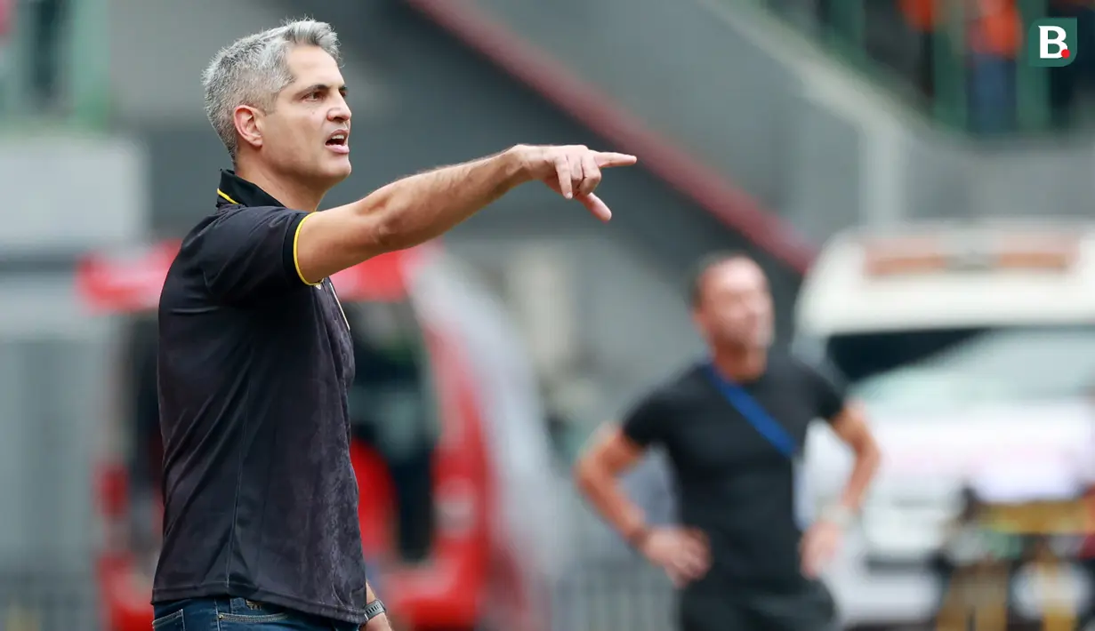 Pelatih Rans Nusantara FC, Rodrigo Santana memberikan arahan kepada anak asuhnya saat melawan Persija Jakarta pada laga BRI Liga 1 di Stadion Patriot Candrabhaga, Bekasi, Jumat (3/2/2023). Rans Nusantara FC kalah dengan skor 1-3. (Bola.com/M Iqbal Ichsan)