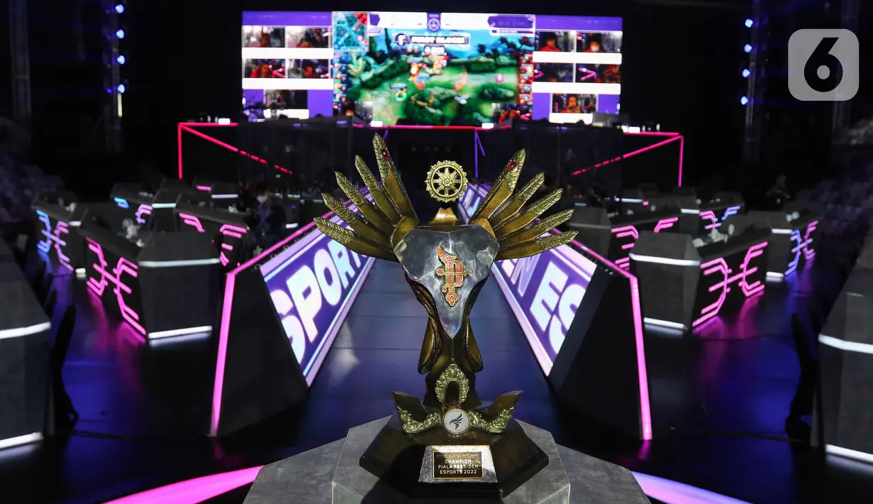 Trofi juara Piala Presiden Esports 2022 terlihat pada pertandingan babak final cabang game Mobile Legends antara Tim Esports Bigetron Alpha dengan Ion Beta di Istora Senayan, Jakarta, Minggu (13/11/2022). Bigetron Alpha berhasil menjadi juara satu usai mengalahkan Ion Beta dengan skor 3-0. (Liputan6.com/Herman Zakharia)