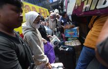 FOTO: Pemudik Padati Terminal Kampung Rambutan Menjelang Lebaran