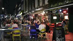 Orang-orang makan dan minum di luar di Soho, di London, Selasa (22/9/2020). Perdana Menteri Inggris, Boris Johnson, telah mengumumkan bahwa pub dan restoran tutup pada pukul 10 malam, karena lonjakan kasus virus corona di seluruh Inggris. (AP Photo / Alberto Pezzali)