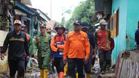 Wabup Garut Helmi Budiman, melakukan kunjungan lapangan di lokasi banjir bandang kecamatan Pameungpeuk, Jumat (23/9/2022). (Liputan6.com/Jayadi Supriadin)