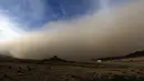 Badai pasir bergerak ke Zhangye di provinsi Gansu barat laut China (25/11). Menurut pemerintah setempat, sebuah kota di barat laut China ini dilanda badai pasir yang memicu kebakaran di pedesaan.  (AFP Photo/China Out)