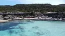Pemandangan udara memperlihatkan pengunjung menikmati Semenanjung Akamas di sepanjang pantai barat Siprus (31/5/2020). Sampai tahun 2000, semenanjung itu digunakan oleh Angkatan Darat Inggris dan Angkatan Laut untuk latihan militer dan sebagai jarak tembak. (AFP Photo/Etienne Torbey)