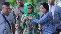 Istri Gubernur Bengkulu Lily Martiani Maddari (kiri) dikawal petugas KPK saat diamankan ke gedung KPK, Jakarta, Selasa (20/6). (Liputan6.com)