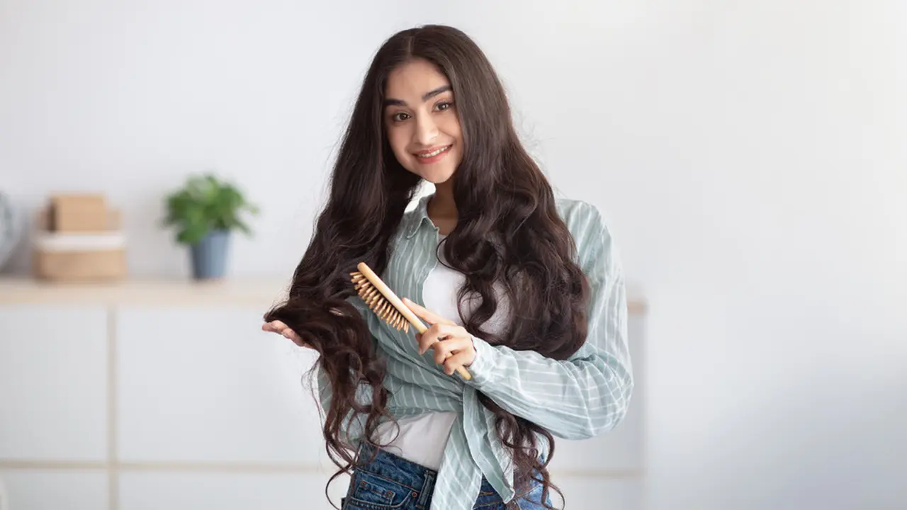 15 Cara Melembapkan Rambut Kering dan Rusak yang Mudah Dilakukan, Nggak Lagi Megar