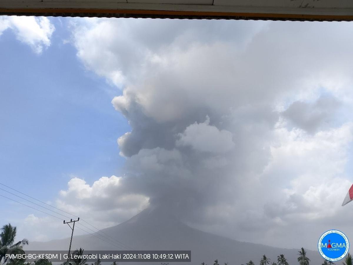 Gunung Lewotobi Laki-Laki meletus dahsyat