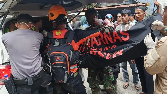 Evakuasi jenazah korban banjir lahar dingin Gunung Marapi, Senin (13/5/2024). (Liputan6.com/ ist)