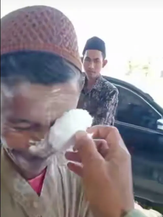 Bapak Diberi Bedak